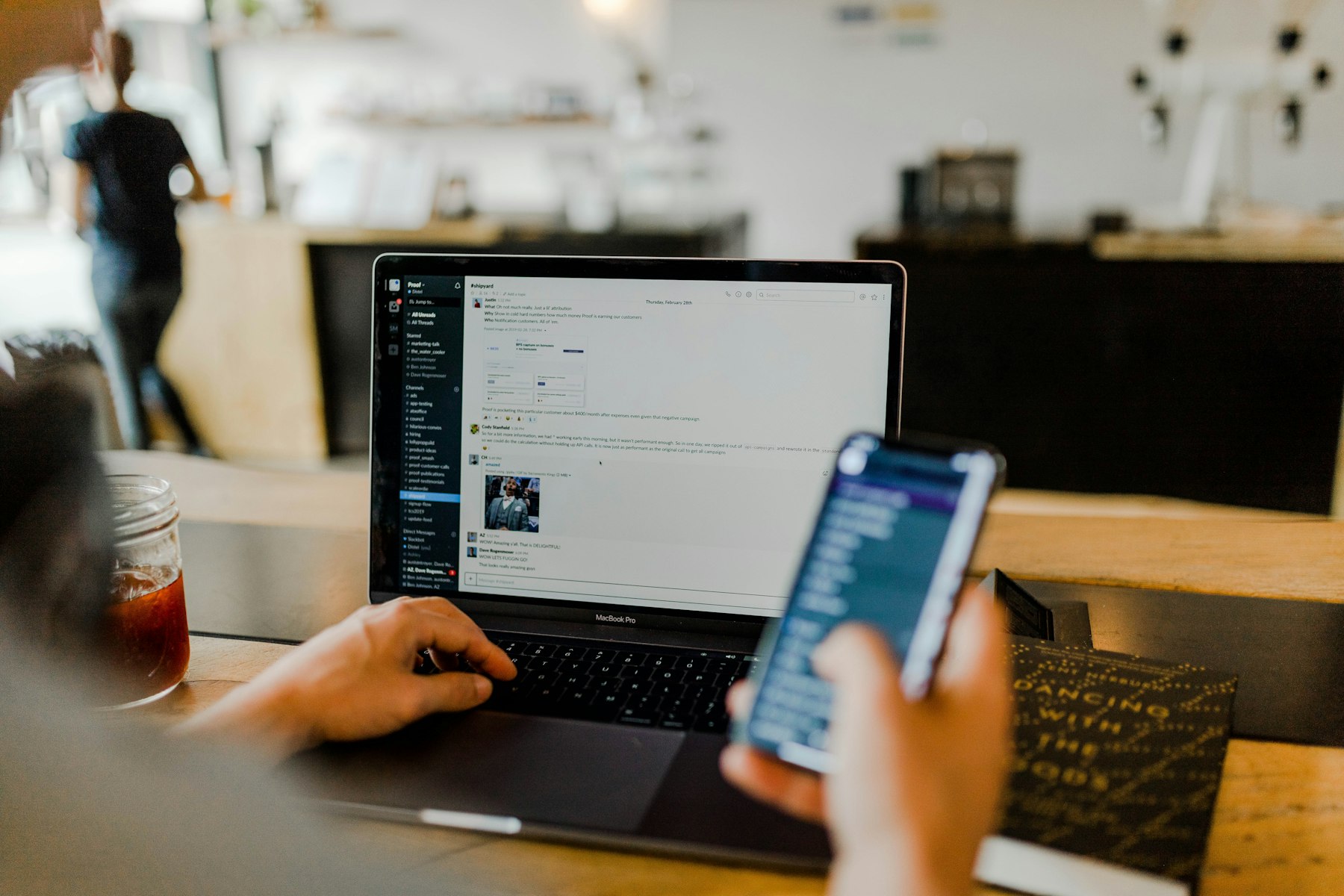 Werken op laptop en telefoon